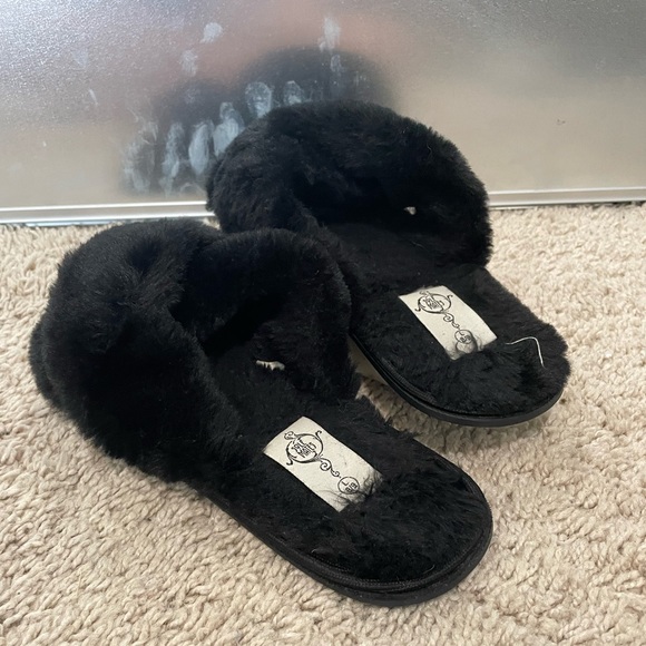 Black, fuzzy, overlapping slippers - Picture 2 of 6